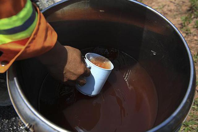 高温津贴被“熬成”绿豆汤 法律人士：属欠薪违法行为