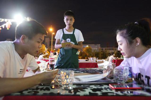 小伙夜市打工攒大学学费 每天干11个小时