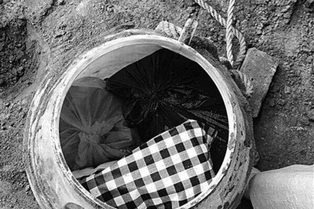 苏州警方从私家院落挖出两缸现金 共计266万(图)