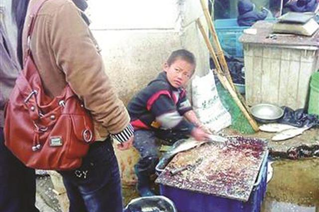 8年前因一张杀鱼照爆红的苏州“杀鱼弟”喝农药自杀