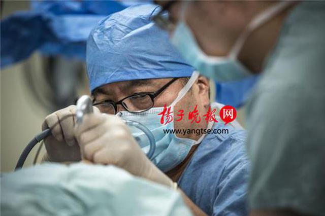 一转身险些要了孩子命 7月大婴儿咬塑料膜卡住主气管