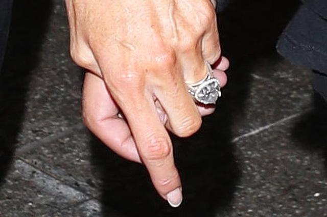 女友提出分手 男子酒后街头下跪求复合