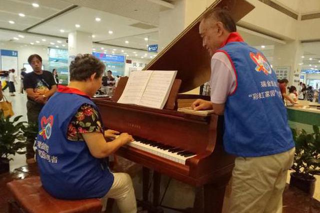 67岁患癌阿婆每周2次去医院大厅弹琴 老伴相陪念谱