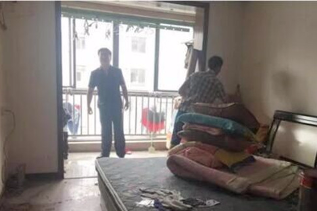 人性化执法！老赖让父母占着房 法官帮忙租房搬家