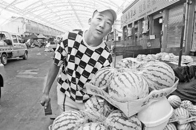 贫困少年卖西瓜凑14000元学费上大学 不接受捐赠