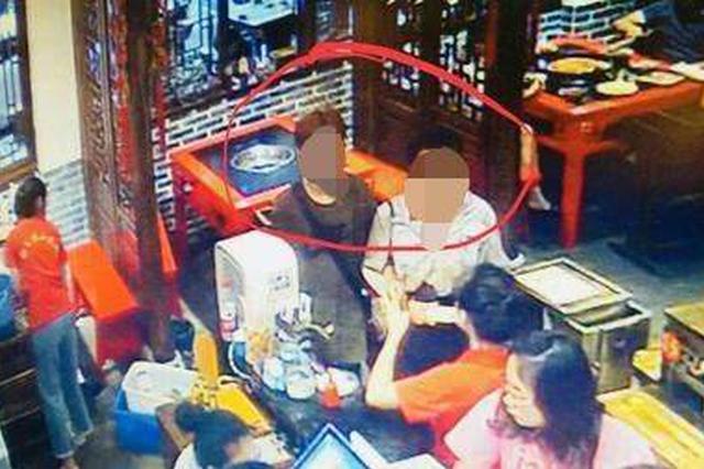 2名女子点遍火锅店特色菜吃完就跑 店主:本地人
