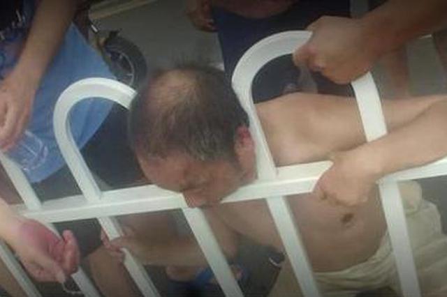 7旬老人酷暑下晕倒头卡护栏 警民协助帮其脱险