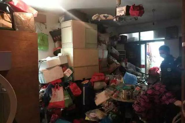 双胞胎姐妹捡回一屋子垃圾 20多人忙一天清出9吨