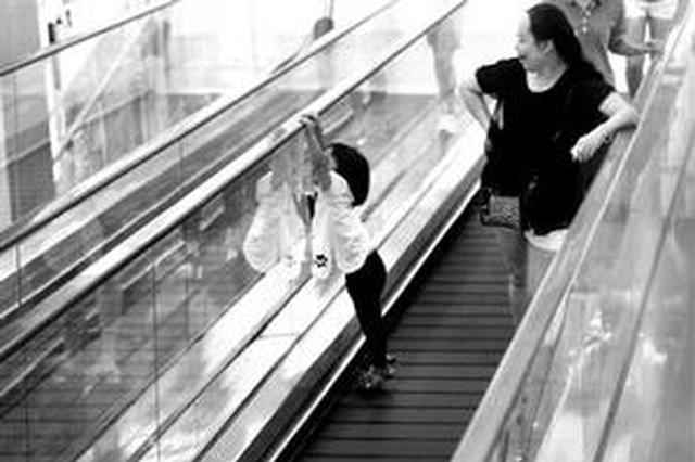 3岁男童商场扶梯坠亡 事发时家人正在按摩椅休息