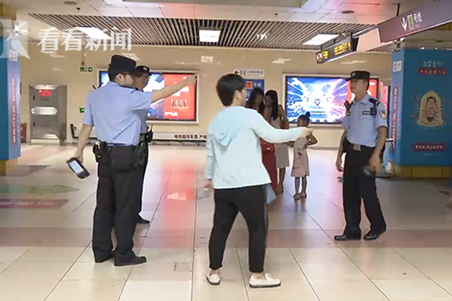 父母常用警察吓孩子 4岁女童走失后不愿信民警