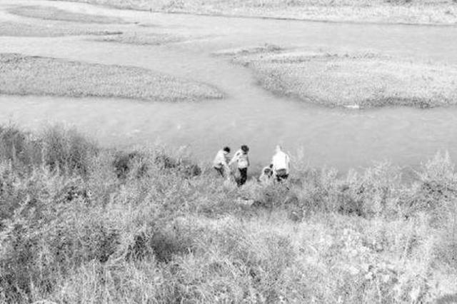 七旬老妇因四个儿子不赡养投河 幸被警察及时救起