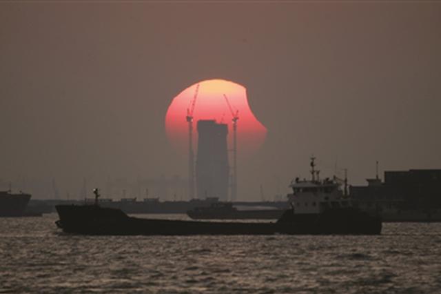 南通现“带食日落”壮观景象：长河落日未必圆