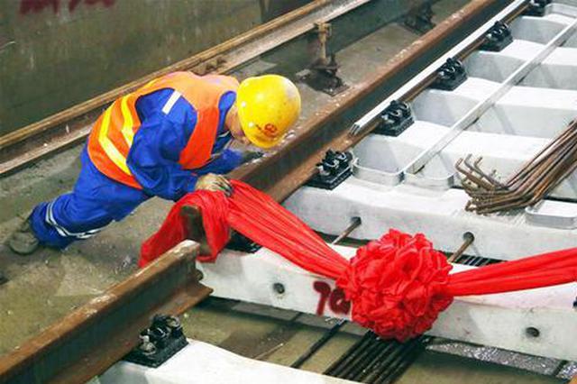 江苏常州首条地铁完成铺轨施工