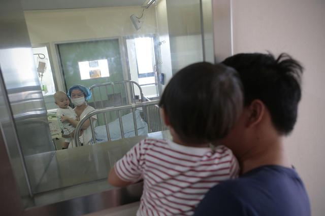 家长们注意！幼儿高烧不退有可能是感染了“接吻病毒”