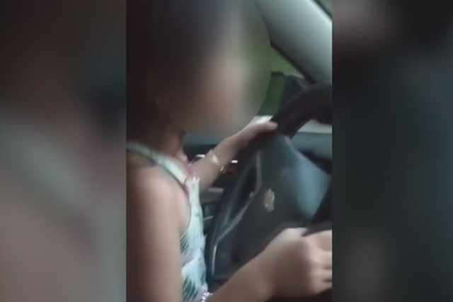 6岁女童开车上路 父亲拍摄视频炫耀：完全可以开高速