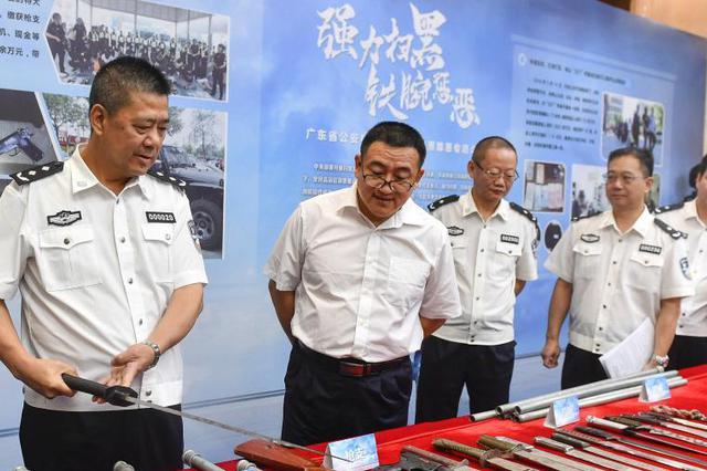 拿手机录像威胁村民好好投票 黑老大当上了村主任