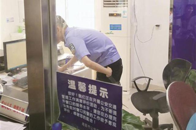 工作人员吹空调群众受煎熬 空调为谁吹不是小事