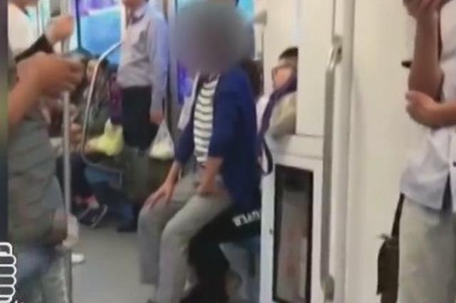 乘客给怀抱婴儿母亲让座 老太抢先:我先到我该坐