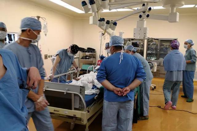 男童突然伸腿 被电梯夹一楼与二楼之间扭成Z字形