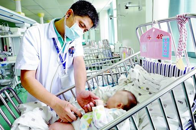 69天女婴腹中现一颗螺丝钉 疑是三岁姐姐喂服