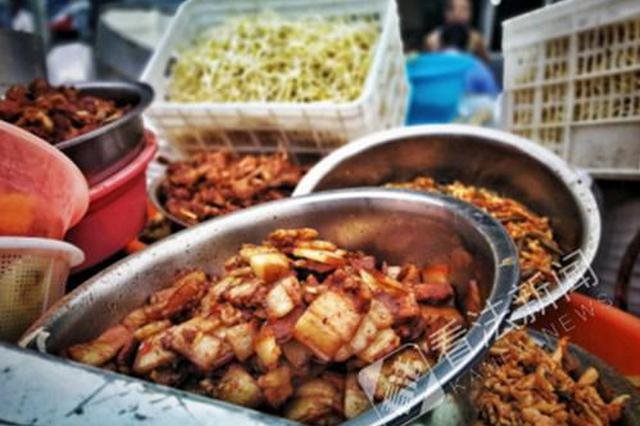 记者暗访曝光黑盒饭窝点：厕所洗菜 待炒菜扔泥水地