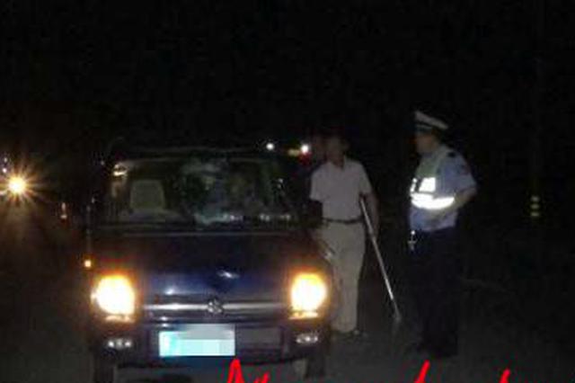 疑因远光灯晃眼 面包车撞倒过路行人