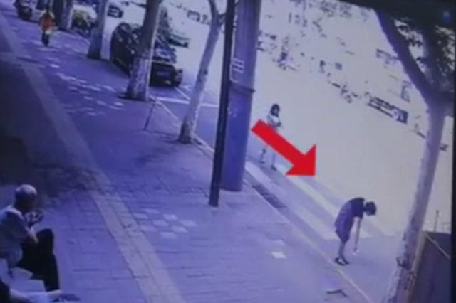 检查员街头扔烟头还拍照疑诬陷环卫工 官方回应