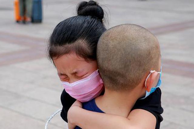 小姐弟不幸同患癌 姐姐给弟弟发"命令":你不准死