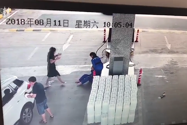 粗心司机油没加满就开车 工作人员被油枪砸破头