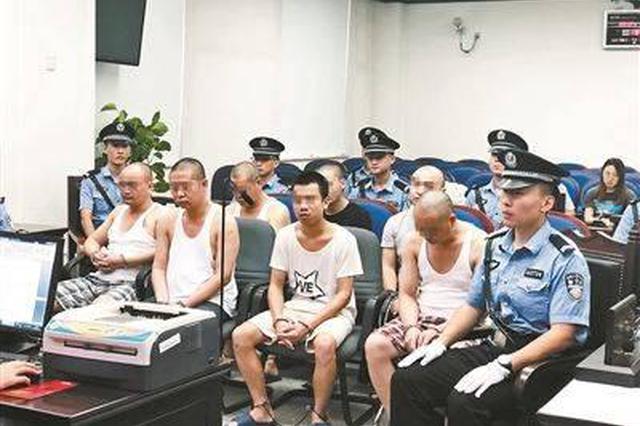 团伙5个月碰瓷20次：为逼真给成员喂毒品后打折胳膊