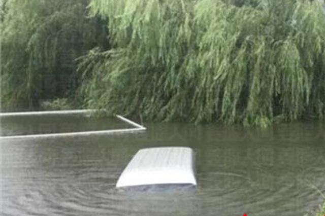 停车忘拉手刹 江苏一面包车被台风刮下河（图）