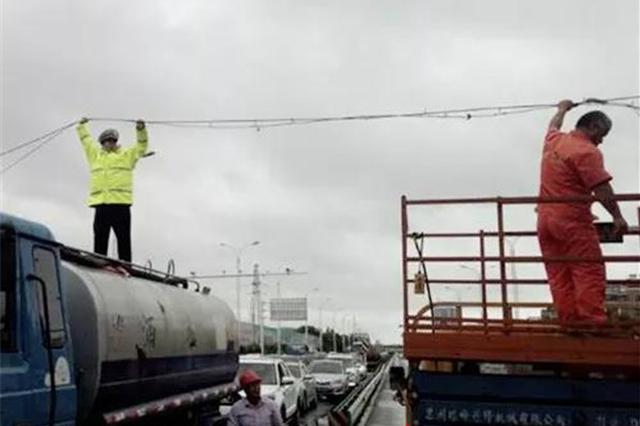 暖闻|台风袭来站不稳？溧阳交警举了1小时脱落电缆