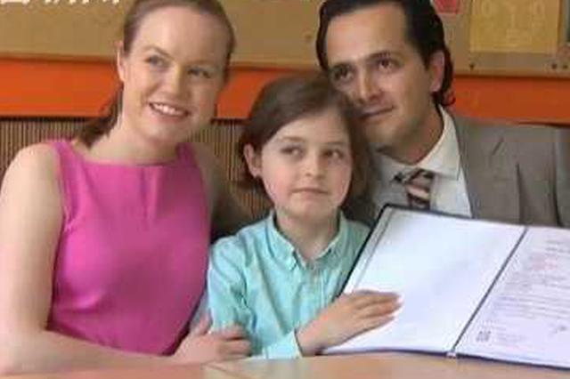 英国3岁女童智商超霍金爱因斯坦 能记住1岁前的事