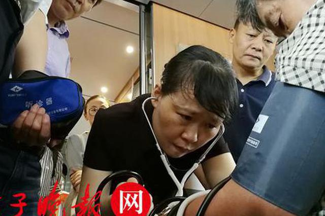 老人高铁上突发病 巧遇40位医学专家同行