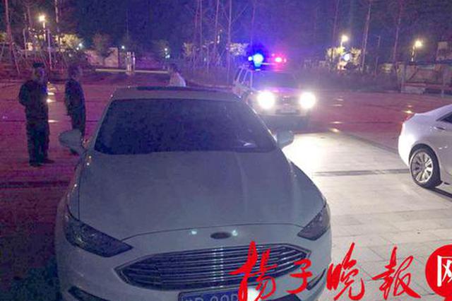 高速上一辆车突然停在警车前 司机食物中毒呕吐不止