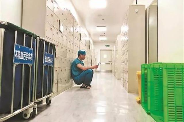 值36小时班做10台手术 医生蹲手术室外与女儿视频走红