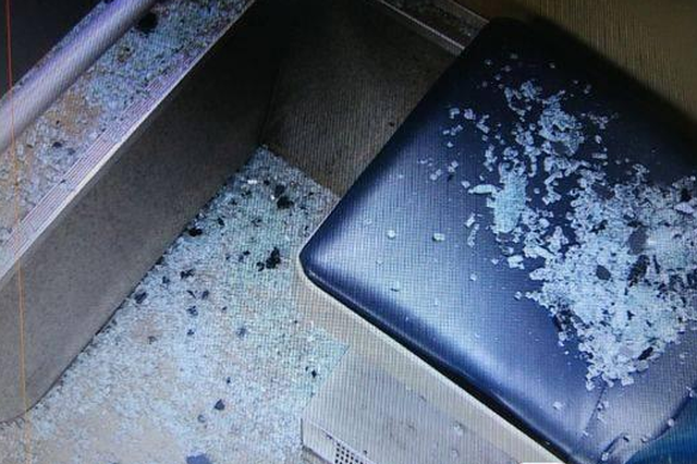 车未到站欲强行下车 大爷取下安全锤怒砸公交车窗