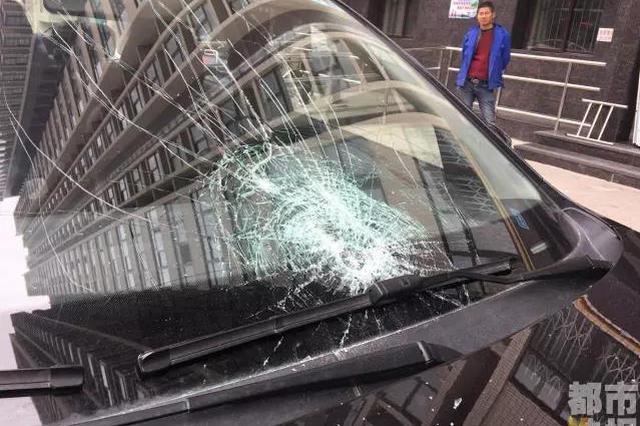 男子图省事从10楼扔下半瓶矿泉水 砸中汽车赔了2800元