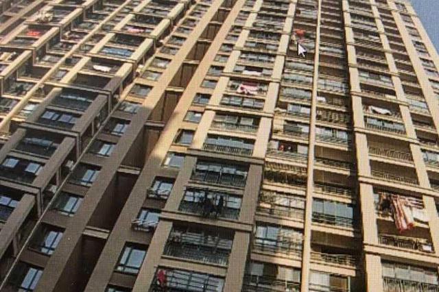 男子发“懒癌”10楼扔下矿泉水 砸中汽车赔2800元