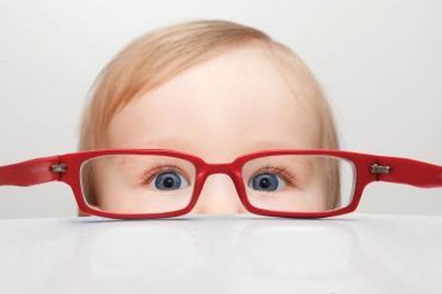 江苏学生总体近视率为75.4% “小眼镜”如何摘