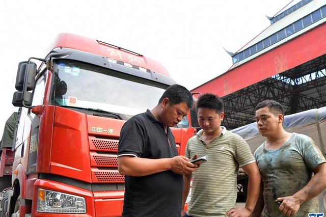 跑了8小时的货车下趴着个孩子:被奶奶打 离家出走