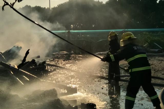 被困者从三楼坠落！消防战士用血肉之躯接住了他