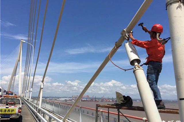 苏通大桥阻尼器维修完成 正对全桥进行逐一检查