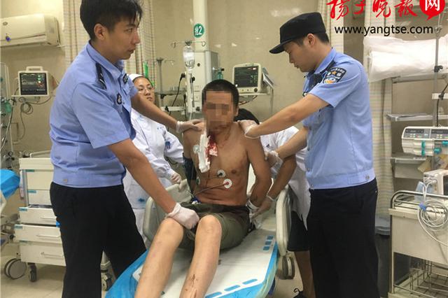 镇江精神疾患男子持2把菜刀砍伤7人 交警戴手套夺刀