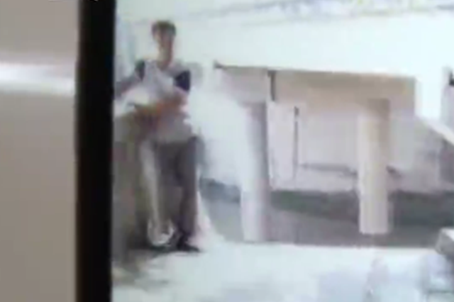 丈夫发现妻子出轨 带朋友到酒店捉奸敲诈情敌10万