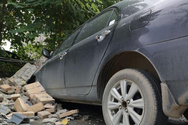 男子说要"释放压力" 深夜持铁锤砸坏百余辆小汽车