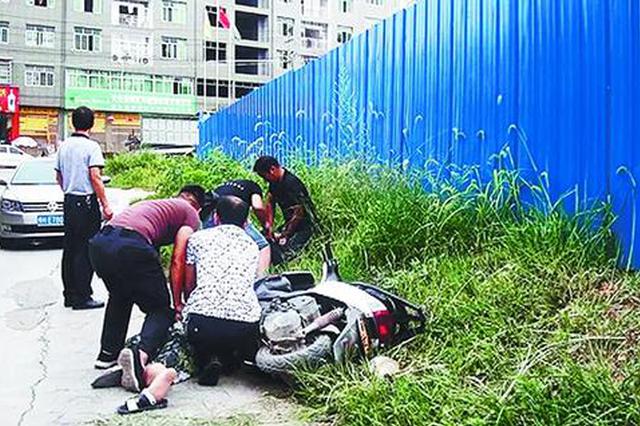 母亲坟墓被挖对方挟尸骨要价10万 警察抓获3疑犯