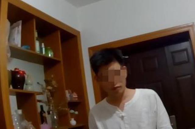 男子偷窥女厕所被抓现行 当场吓哭下跪向民警求饶