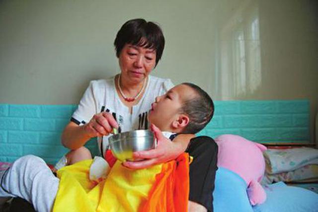 6岁男童被继母虐待成植物人仍未醒 曾75%颅骨粉碎