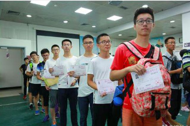 00后大学生开学 受访女生100%下载了美颜功能软件